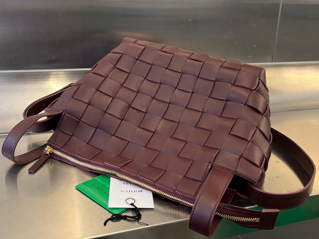Bottega Veneta MEDIUM 28 CASSETTE CHOCOLATE BROWN LAMBSKIN
