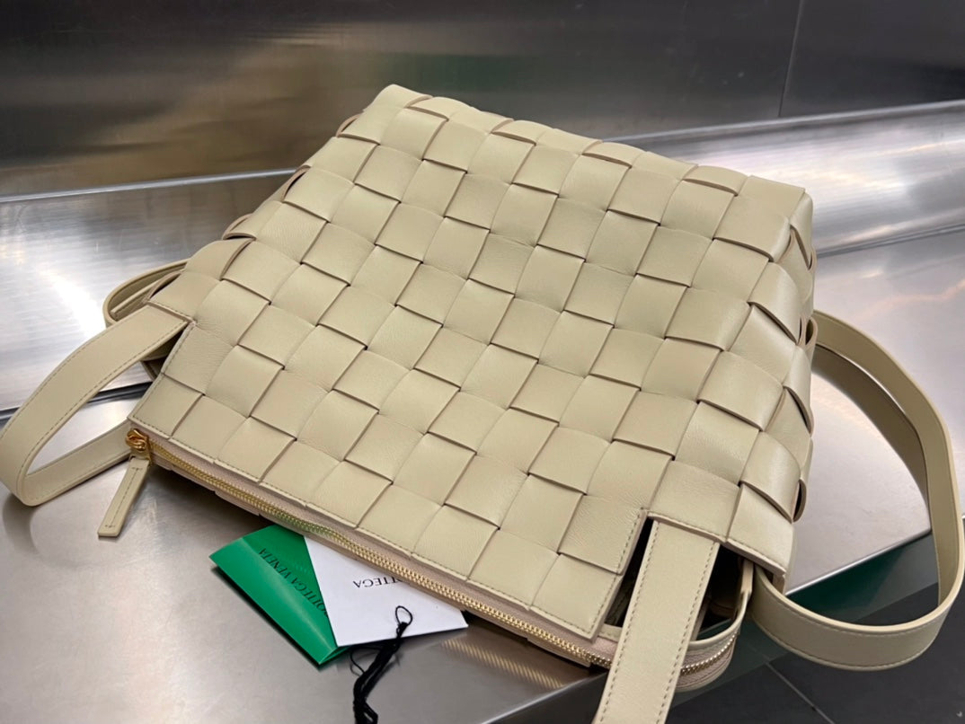 Bottega Veneta MEDIUM 28 CASSETTE BEIGE LAMBSKIN