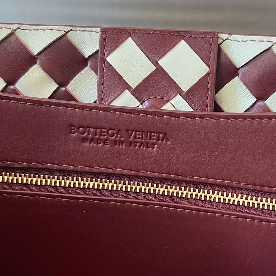 Bottega Veneta bv medium andiamo 32 white burgundy lambskin