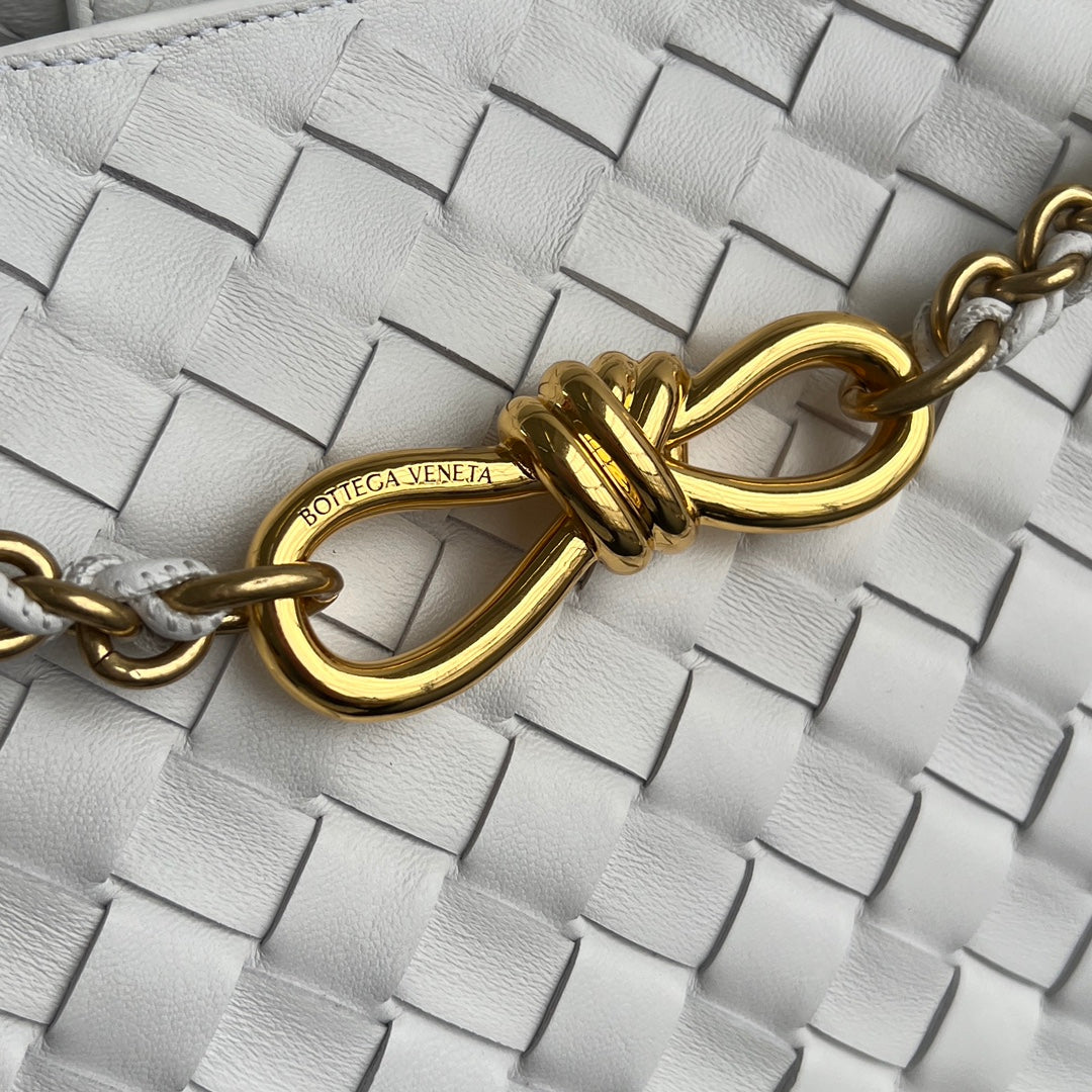Bottega Veneta bv medium andiamo 32 light green lambskin