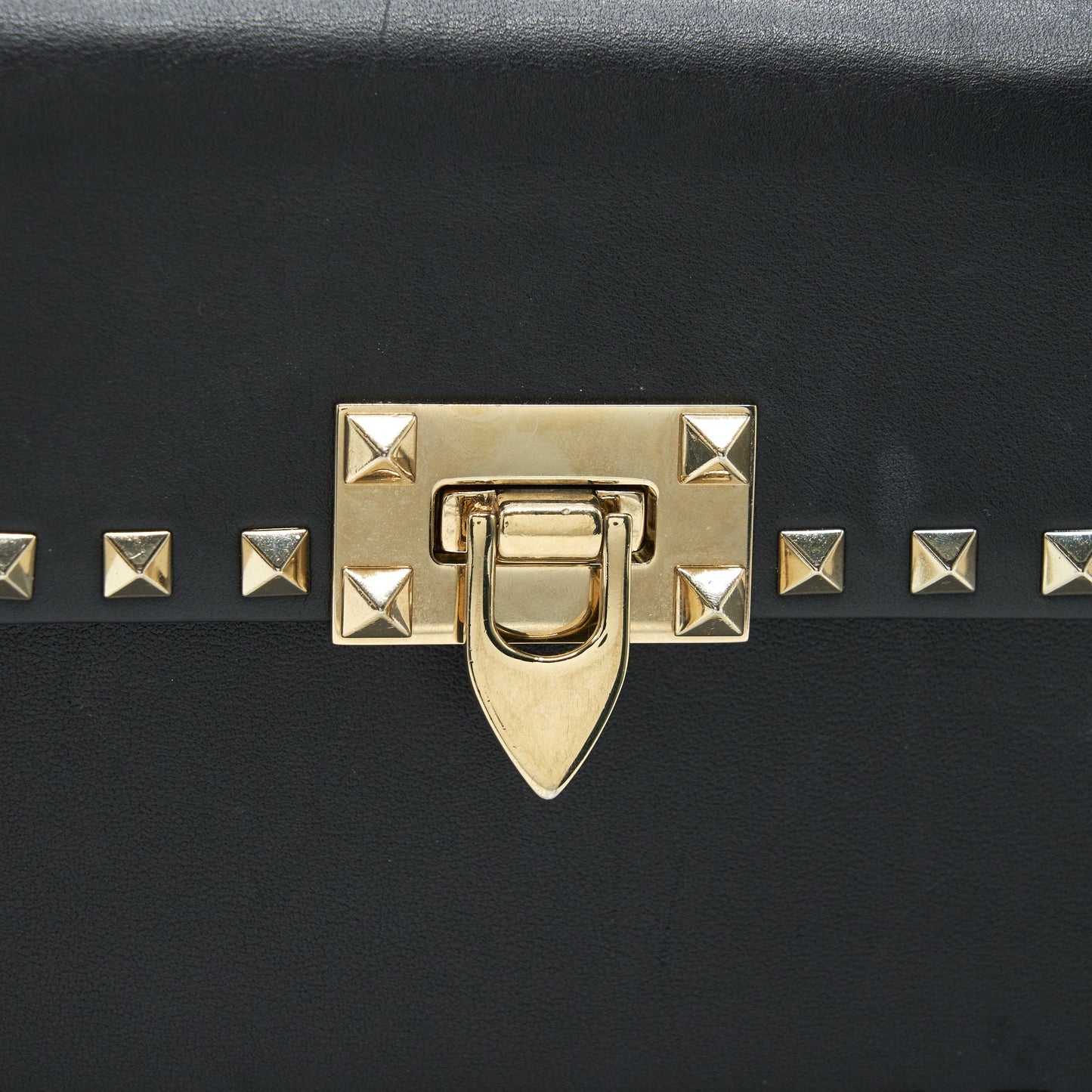 VALENTINO SMALL ROCKSTUD CROSSBODY BAG WITH CHAIN IN BLACK