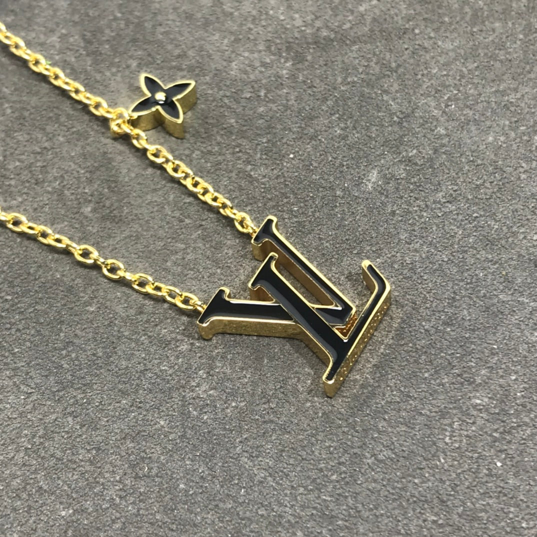 Louis Vuitton IDYLLE BLOSSOM PENDANT GOLD NECKLACE