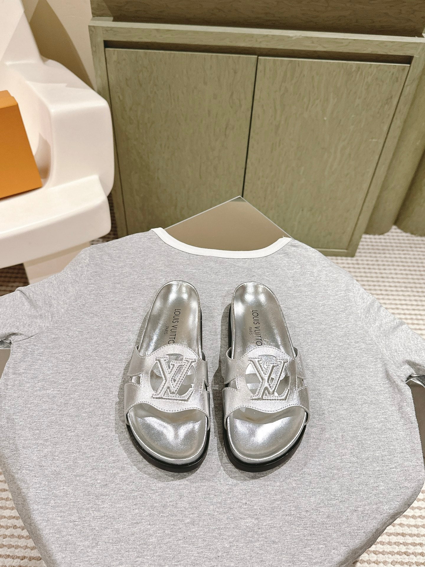 Louis Vuitton sandal isola flat mule silver metalic calfskin