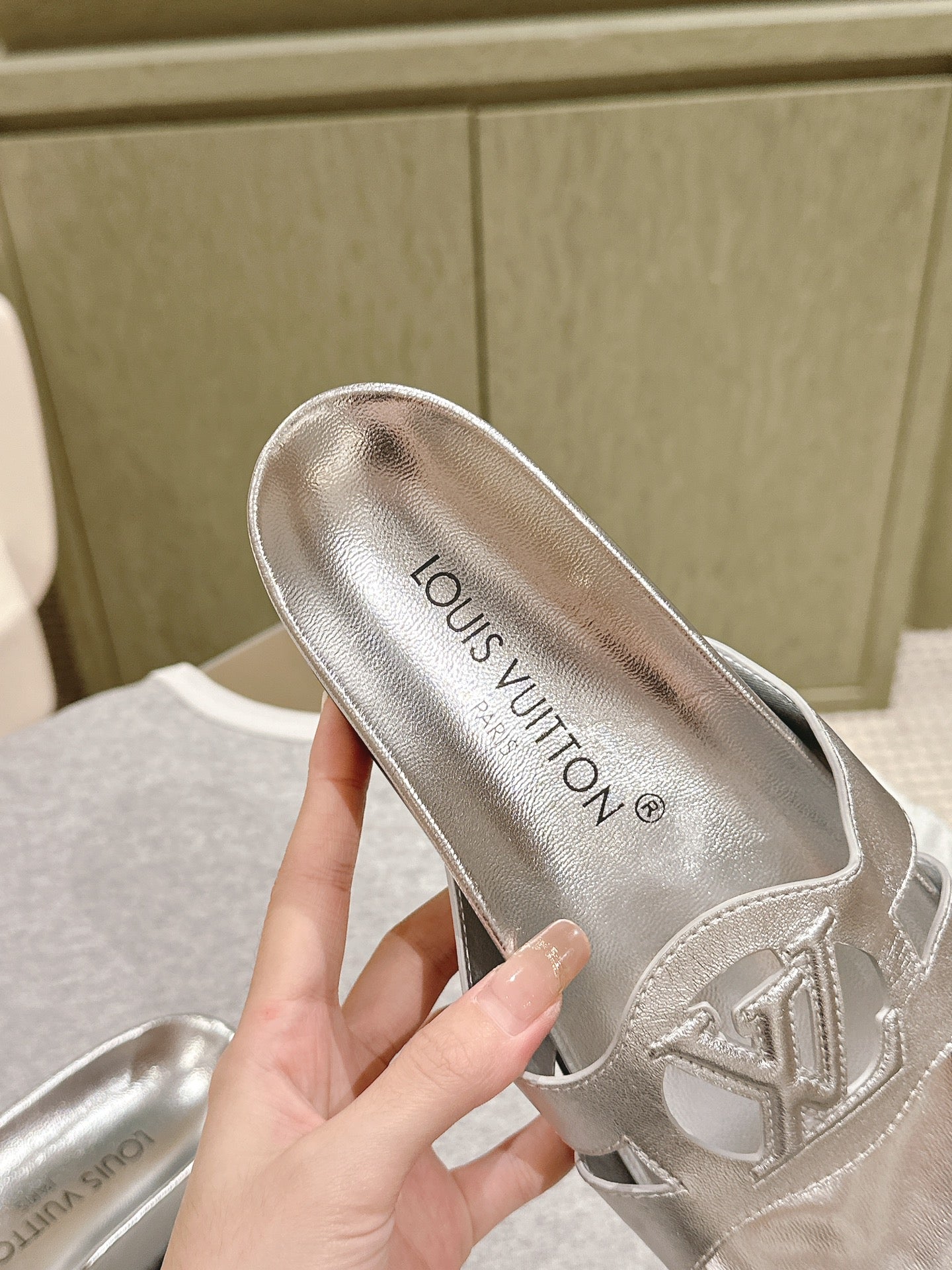 Louis Vuitton sandal isola flat mule silver metalic calfskin