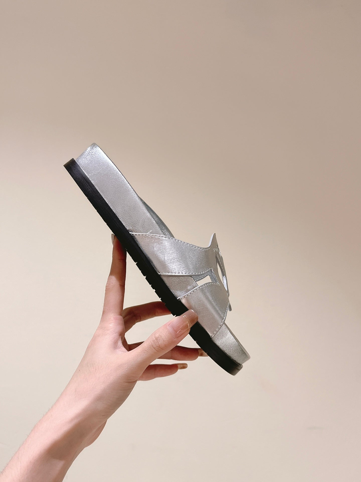 Louis Vuitton sandal isola flat mule silver metalic calfskin