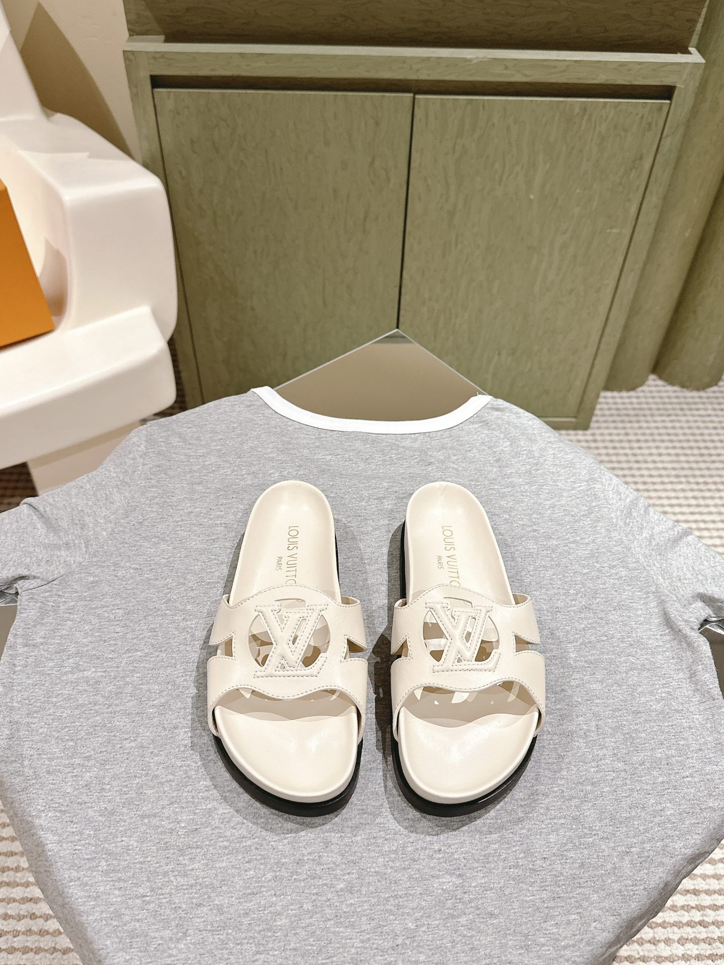 Louis Vuitton sandal isola flat mule cream calfskin