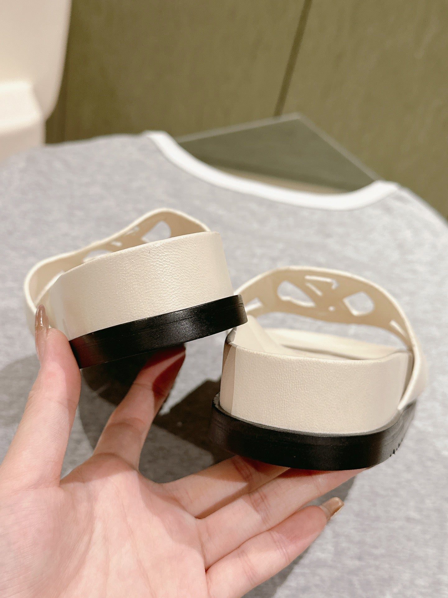 Louis Vuitton sandal isola flat mule cream calfskin
