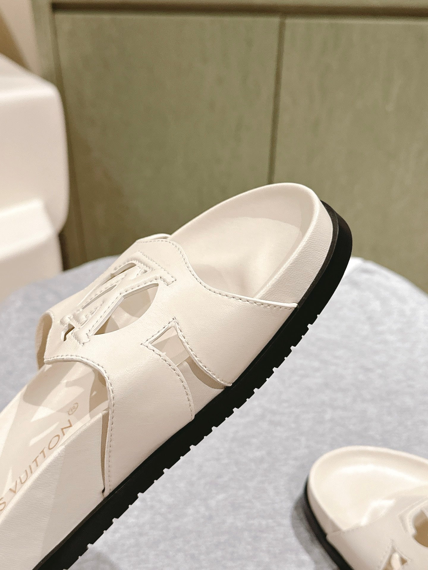Louis Vuitton sandal isola flat mule cream calfskin