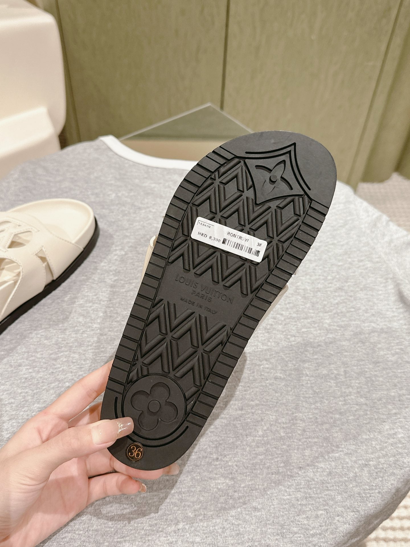 Louis Vuitton sandal isola flat mule cream calfskin