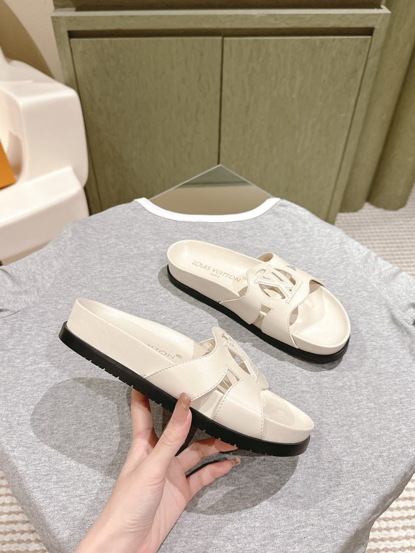 Louis Vuitton sandal isola flat mule cream calfskin