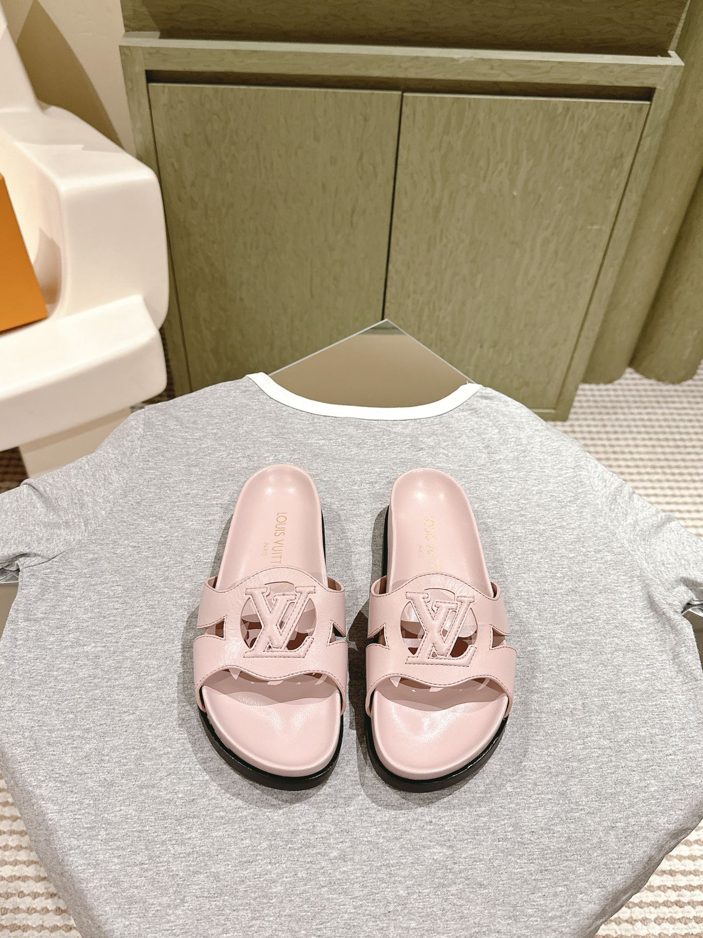 Louis Vuitton sandal isola flat mule light pink calfskin