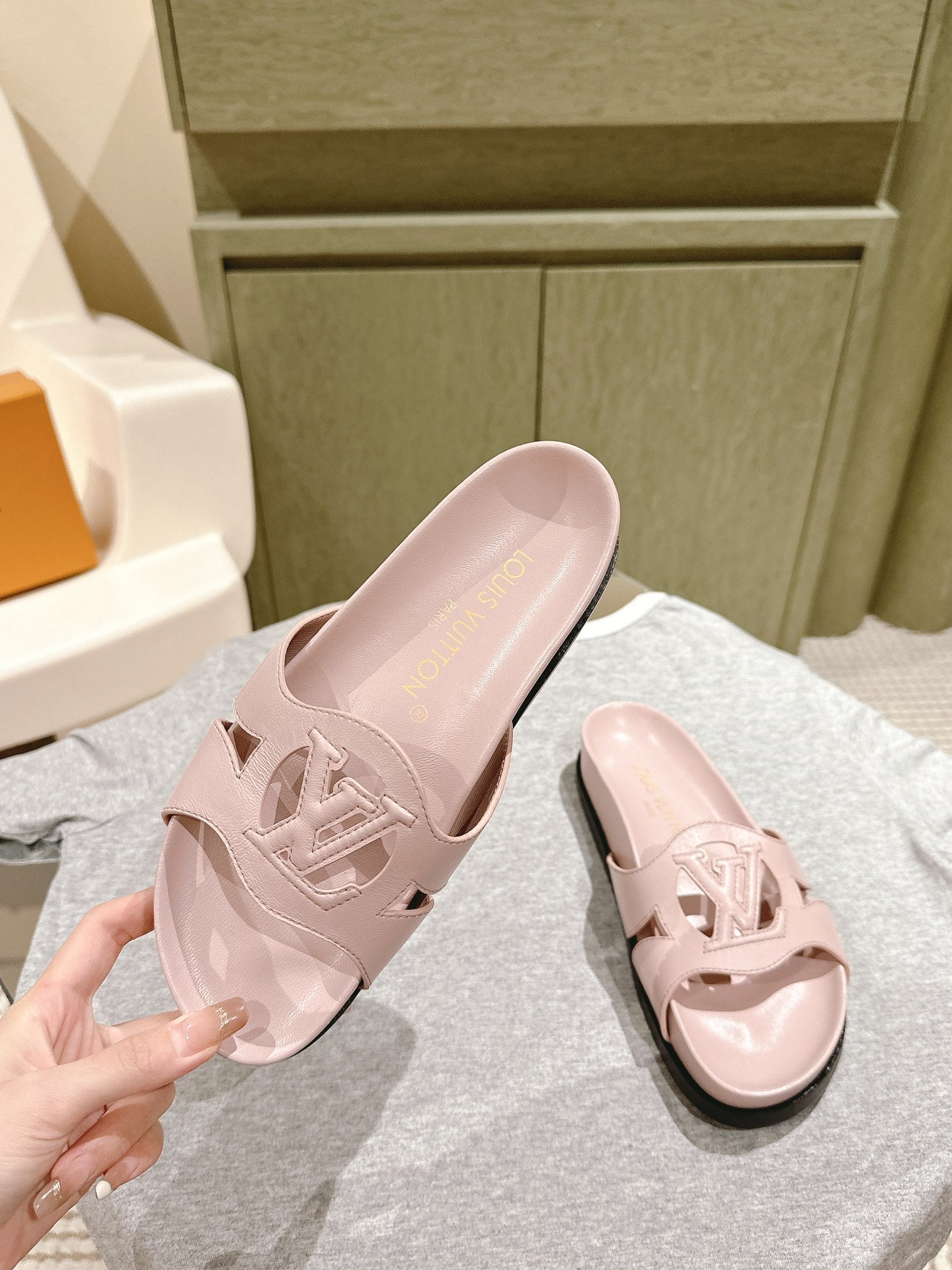 Louis Vuitton sandal isola flat mule light pink calfskin