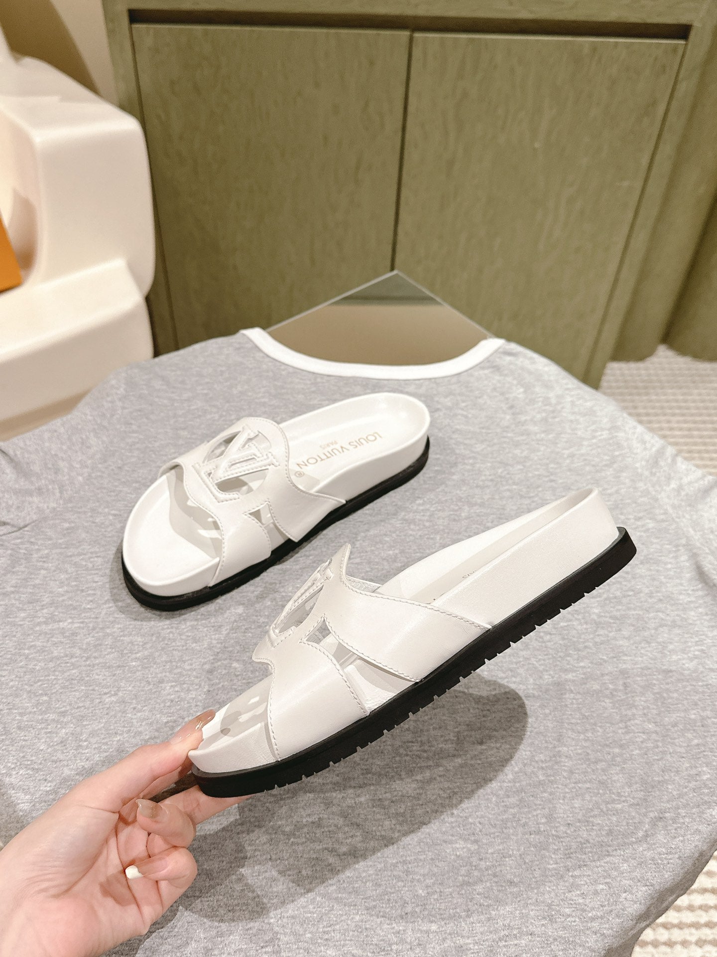 Louis Vuitton sandal isola flat mule white calfskin