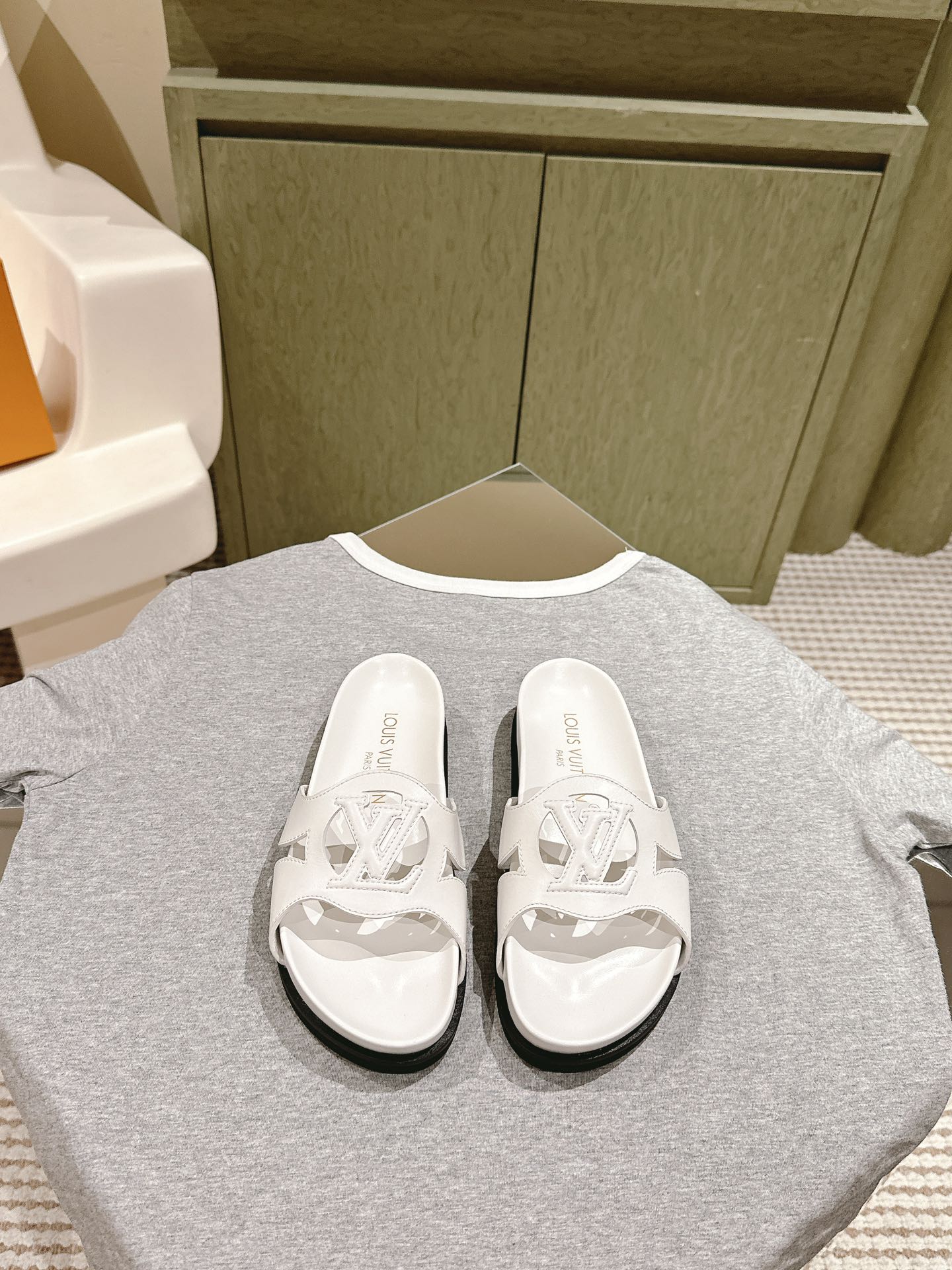 Louis Vuitton sandal isola flat mule white calfskin