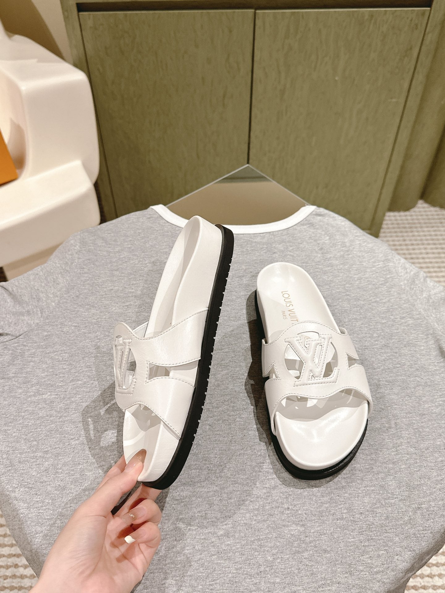 Louis Vuitton sandal isola flat mule white calfskin