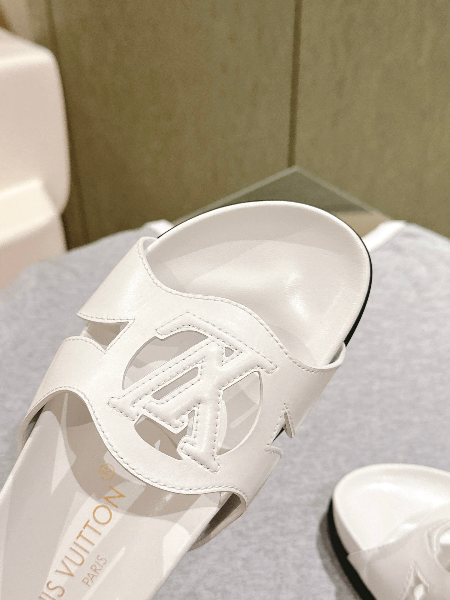 Louis Vuitton sandal isola flat mule white calfskin