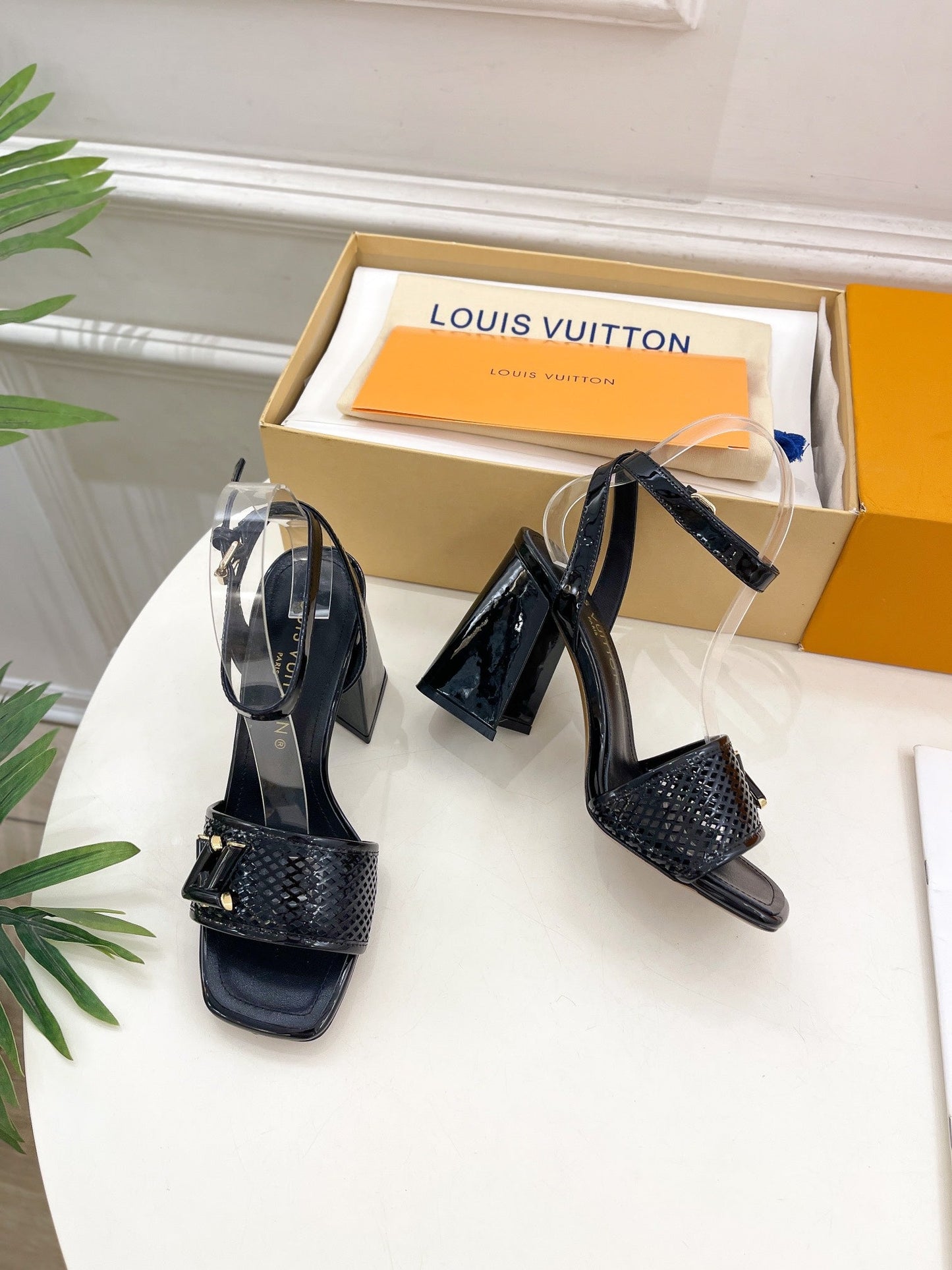 Louis Vuitton shake platform 90 black patent calfskin