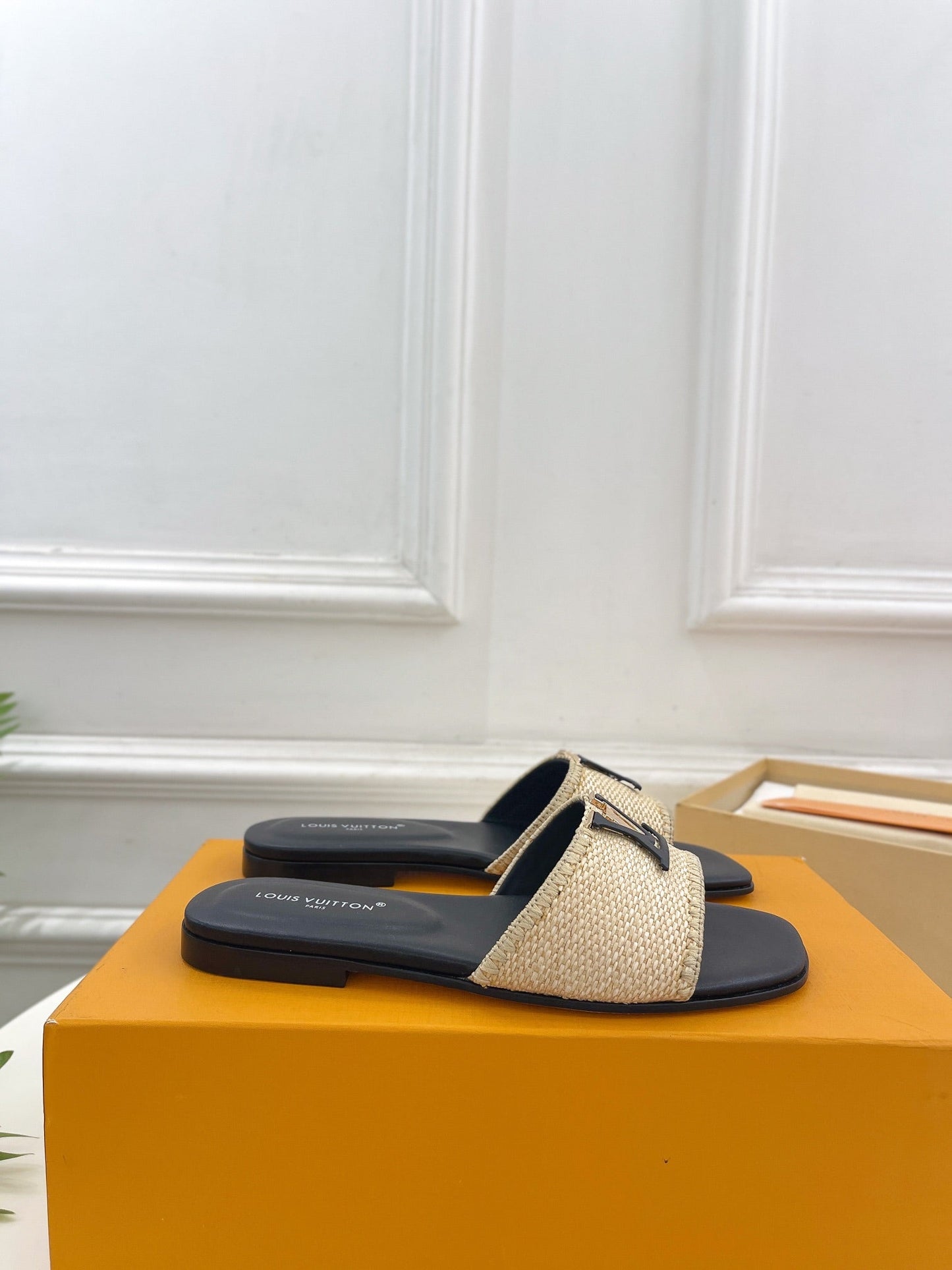 Louis Vuitton capri flat mule beige raffia black calfskin